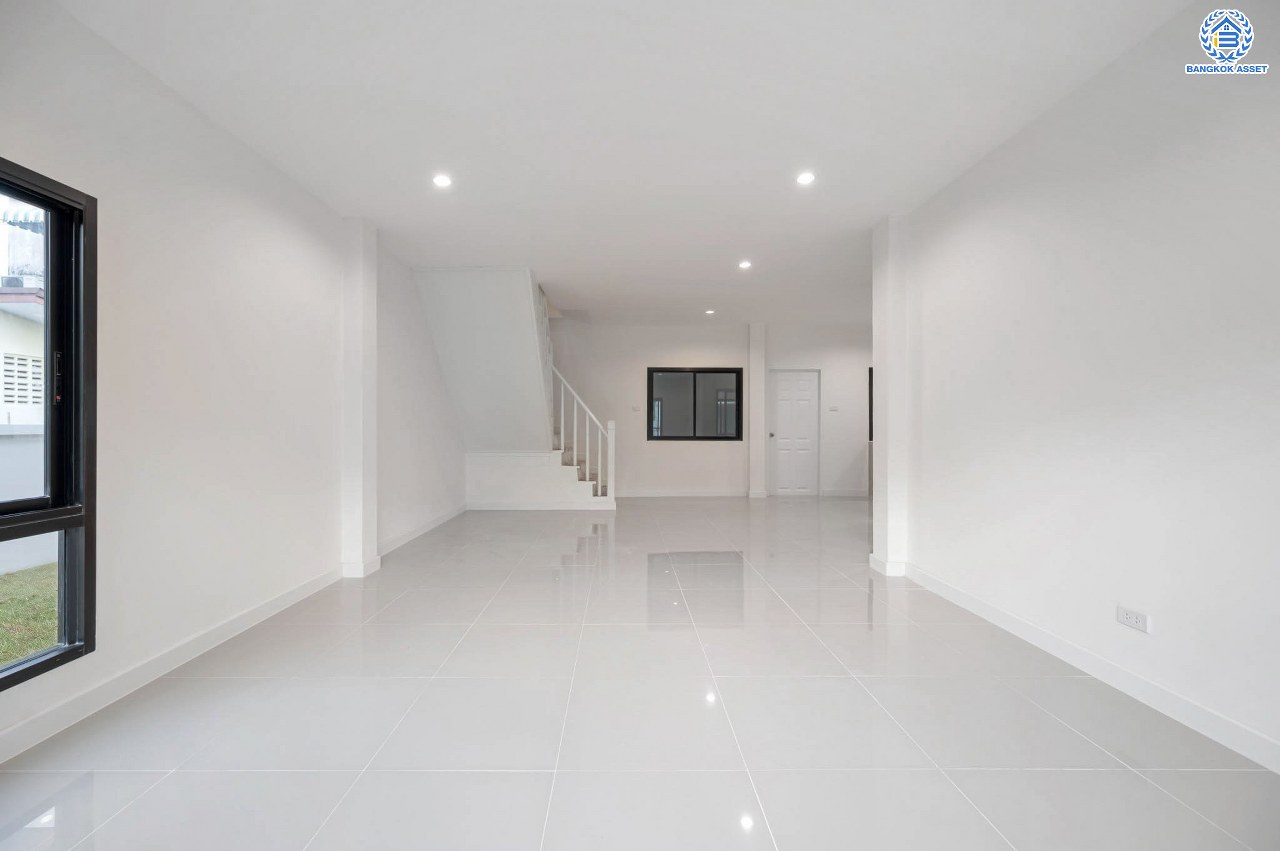 บ้านมือสองตกแต่งใหม่ โครงการ ชัยพัฒน์ เพิ่มสิน บ้านเดี่ยวหลังใหญ่ เนื้อที่ 63.8 ตร.ว. ฟังก์ชัน 3 ห้องนอน 2 ห้องน้ำ พร้อมห้องอเนกประสงค์ชั้นล่าง 1 ห้อง จอดรถได้ 1 คัน บนทำเลเดินทางสะดวก เชื่อมต่อถ.สายไหม, ถ.พหลโยธิน ใกล้สนามบินดอนเมือง และ ใกล้จุดขึ้นทางด่วน"ฉลองรัช"...